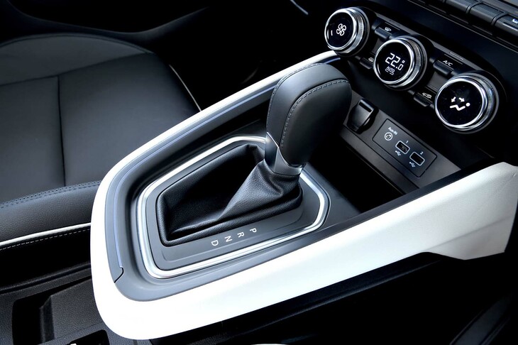 シフトノブはステアリングホイールから近い位置にレイアウトされている。USBコネクターやAUX端子が備わるほか、操作しやすいダイヤル式の空調スイッチも採用。利便性が追求されている。