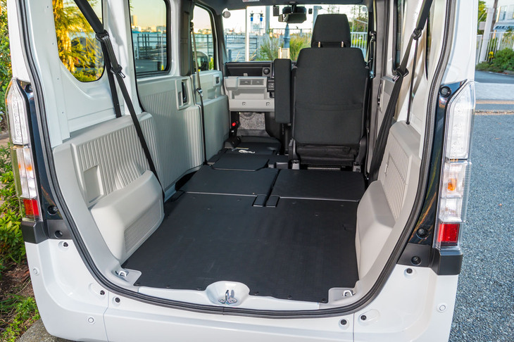 後席に加えて助手席も倒したところをテールゲート側から。この状態のラゲッジから助手席までの床を1枚で覆えるシートがアクセサリー設定されている。