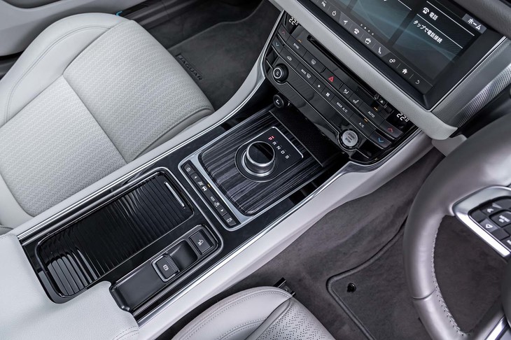 販売車両では、シフトダイヤルまわりやドアパネルにサテングレーフィギュアードエボニーベニアー（7万2000円）が選ばれていた。