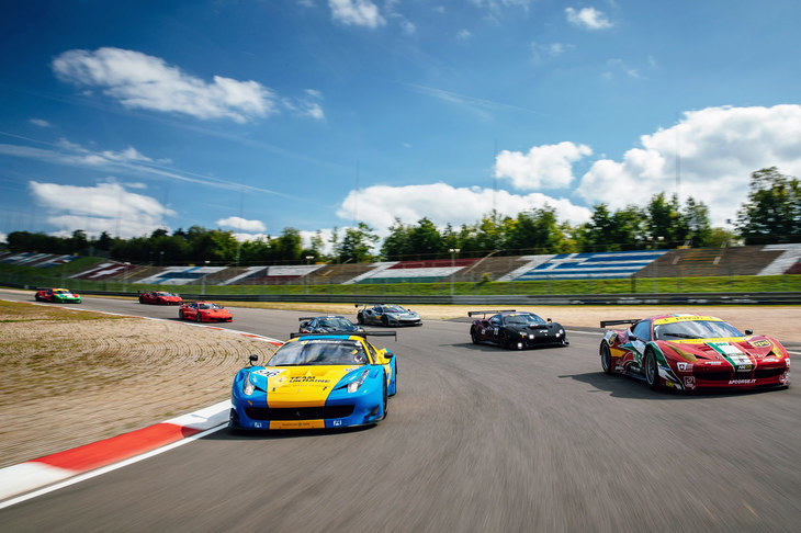 独ニュルブルクリンクで行われた「クラブ・コンペティツィオーネGT」の参加車両。新旧さまざまなレーシングカーが顔を見せる。