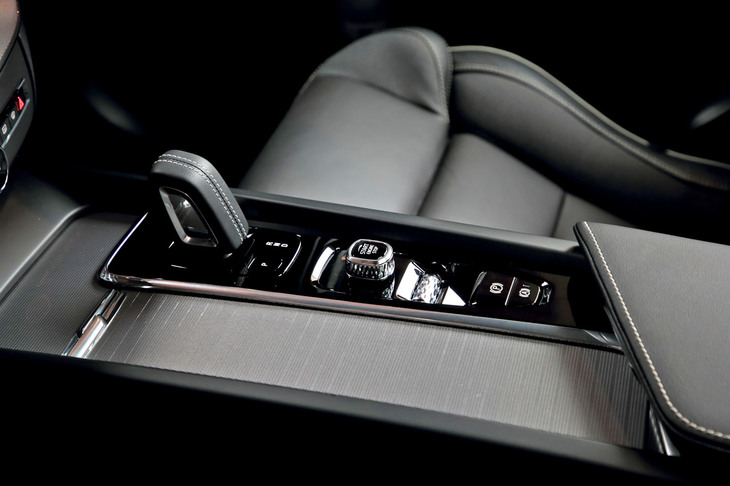 パワートレイン／ドライブトレインについては、PHEVと同じブレーキ・バイ・ワイヤシステムや、シフト・バイ・ワイヤシステムの採用もトピック。「R-DESIGN」には革巻きの専用シフトセレクターが装備される。