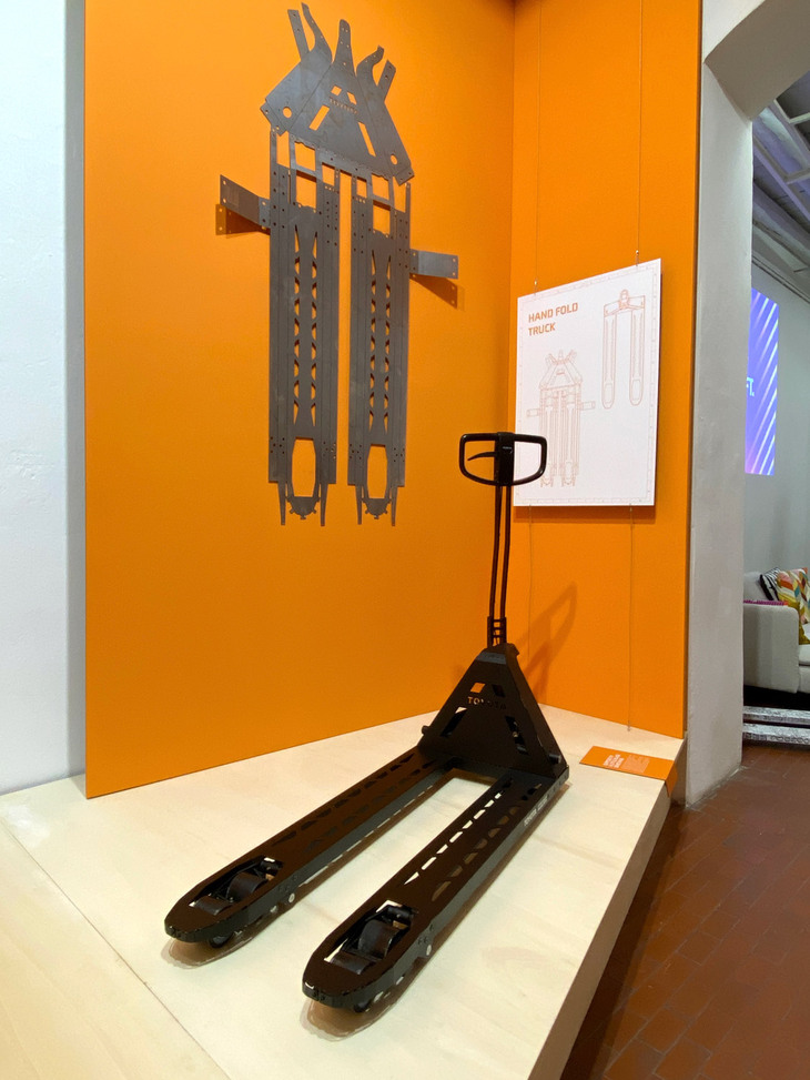 トヨタL＆F（ロジスティクス＆フォークリフト）の傘下にある、トヨタ・マテリアル・ハンドリング・ヨーロッパも、トルトーナで2部屋の小さな展示を行っていた。これはレーザーカットされたプレートを折り曲げるだけでつくれる、パレットトラックのコンセプト。開発途上国で有効と訴える。