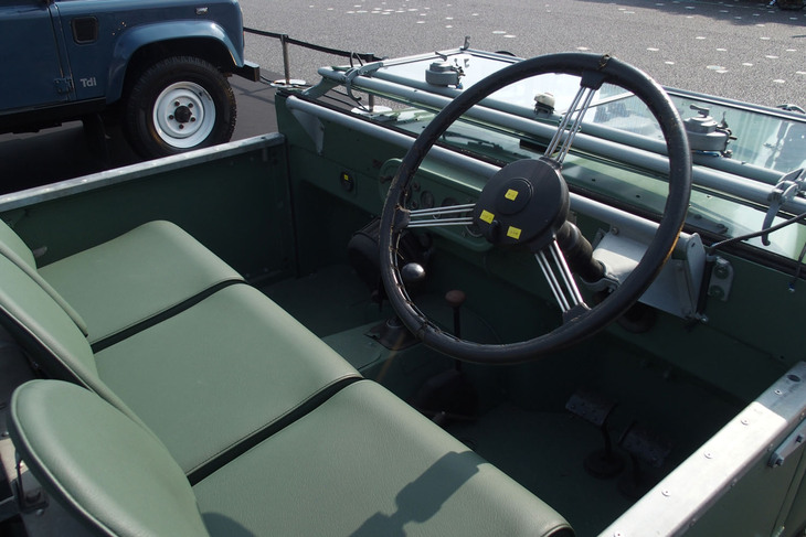 「ランドローバー・シリーズ1」のコックピット。シンプルで、あくまで実用性重視のデザインと装備であることがわかる。