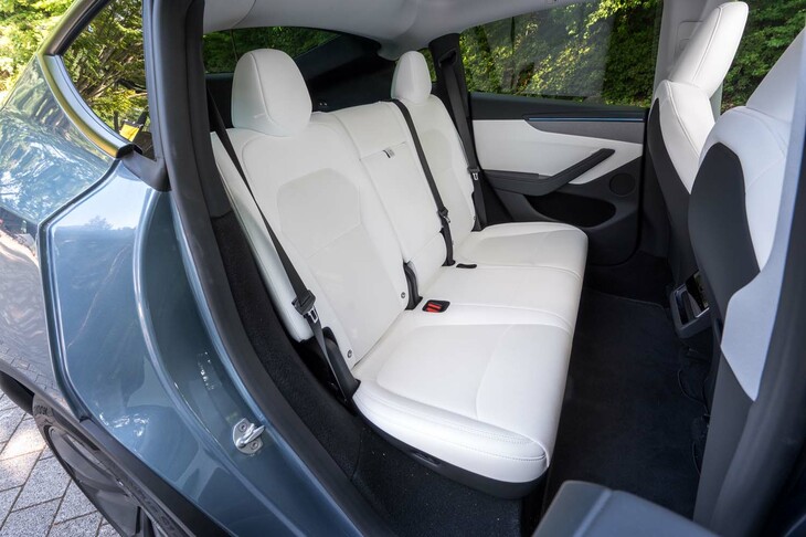 リアシートは形状が見直され、座面長が1.5cm、ヘッドレストの幅が1.7cm大きくなった。背もたれが電動調整式となったのもトピックで、センターディスプレイからワンタッチでフルフラットにすることも可能だ。