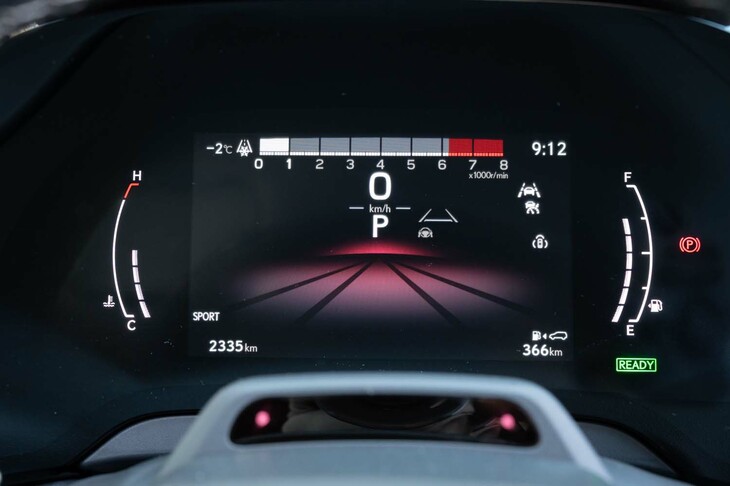 ドライブモードを「スポーツ」にするとタコメーターがバーグラフ式になり、盤面のトーンが赤に変わる。