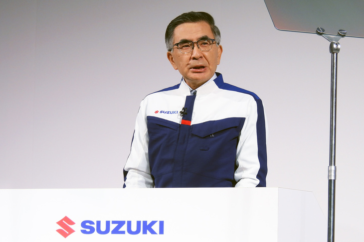 技術説明会にて登壇する、スズキの鈴木俊宏社長。