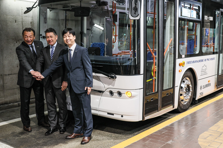 立山トンネル電気バスの開通に駆けつけたBYDオートジャパンの東福寺厚樹社長（写真左）とBYDジャパンの石井澄人副社長（写真中央）、BYDジャパンの張 俊衛取締役の3氏。