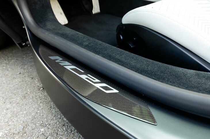 バスタブ型のカーボンモノコックを採用するスポーツカーとしては、サイドシルは低め。それでも、跳ね上げ式ドアを開き切ることができない状況では乗り降りに苦労することになる。