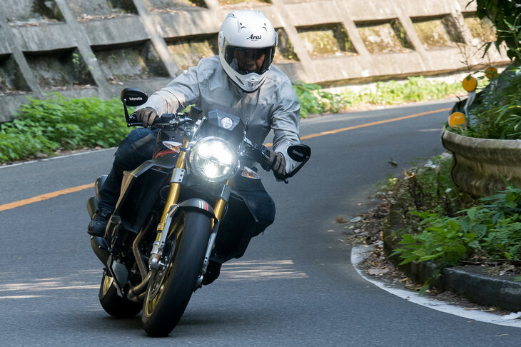 車重は走行可能な状態（油脂類やバッテリー液などを含めた状態）で191kgと、リッターバイクとしては相当な軽さ。スロットルを開くと、はじけるように加速する。