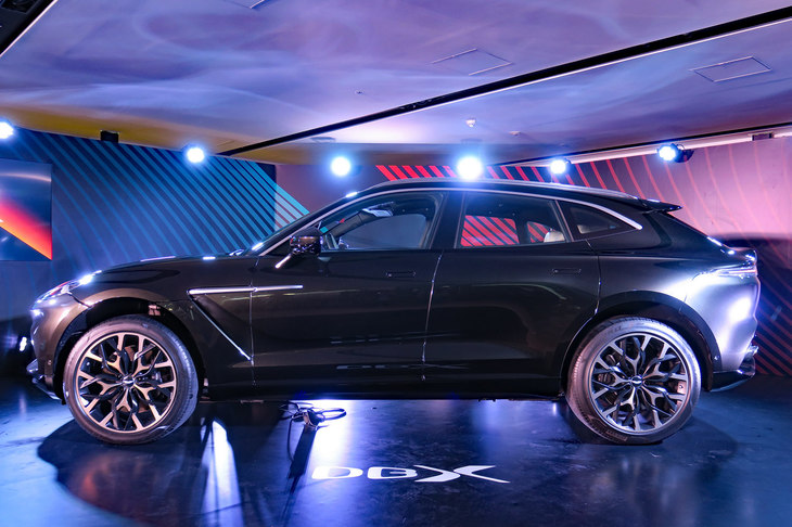 アストンマーティンDBX（エクステリア）