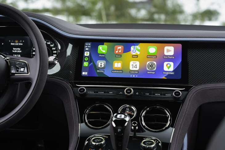 最新世代のモデルらしく、Apple CarPlayやAndroid Autoに対応するほか、OTA（無線通信）でのアップデート機能も装備。携帯端末を介したリモート操作（充電の監視・操作、駐車および出庫、エアコンディショニングなど）も可能となっている。