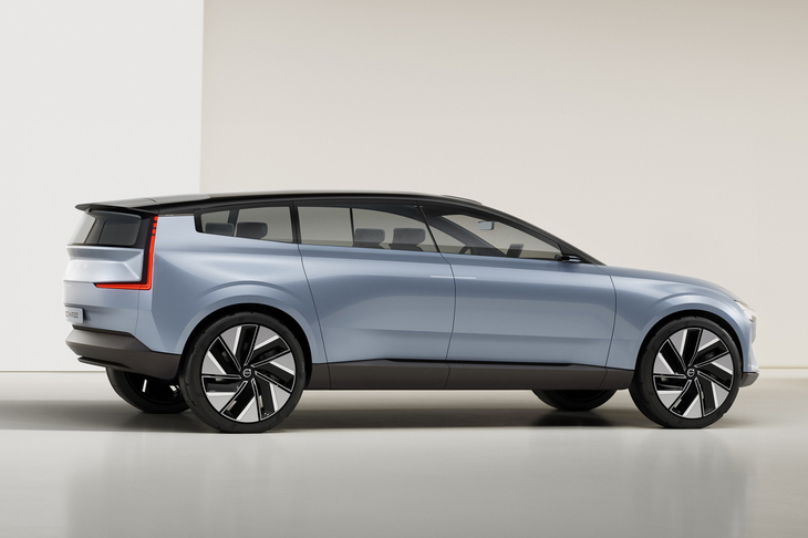 新しいコンセプトカーは既存のボルボ車とは全く異なる、前後のオーバーハングの短いプロポーションを採用している。