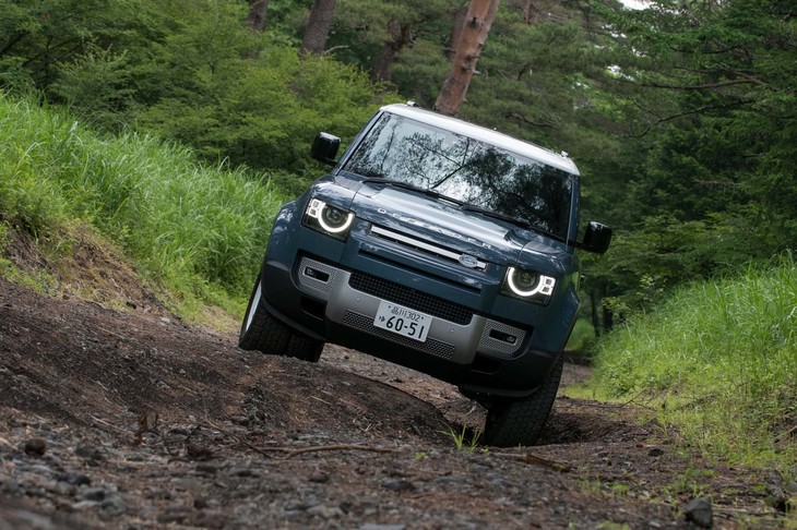 試乗車はエントリーグレードの1つ上となる「ディフェンダー90 S」の2021年モデル。既に2021年6月28日付で2022年モデルの導入が発表されている。