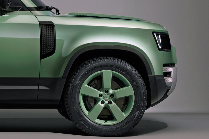 ランドローバーの「ディフェンダー」は本当にフロントオーバーハングが短く、バンパーが薄いのだが、これでもユーロNCAPの安全性評価で5つ星（最高評価）を獲得している。デザイン性と安全性を両立させるため、相当に内部構造を工夫しているのだろう。