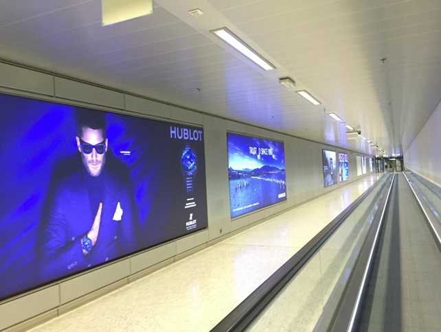 これもジュネーブ空港内で。ガレージ・イタリア・カスタムズのラポ・エルカンは、コラボレートした時計ブランド、ウブロの広告に堂々と登場していた。