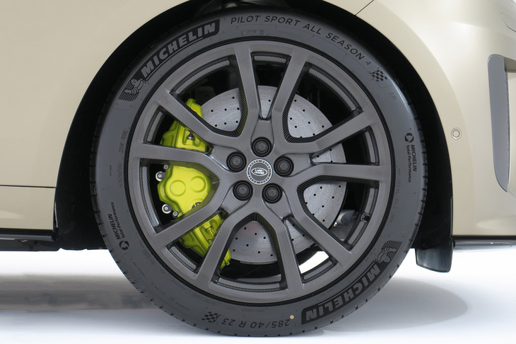 レンジローバー・スポーツSVエディションワン（フロントタイヤ＆ホイール）