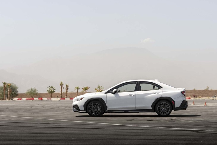 ボディーサイズは全長×全幅×全高＝183.8×71.9×57.8インチ（4669×1826×1468mm）。先代の国内向けと比べると全長が約70mm大きくなっている。