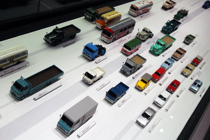 ミュージアムエリア2階の「いすゞの歴史」コーナーにある、43分の1スケールのモデルカー110台を年代順に並べた展示より。多くが製品化されていないワンオフのモデルだが、リポーターが最も気になったのが、これら1960年代生まれの車両たち。