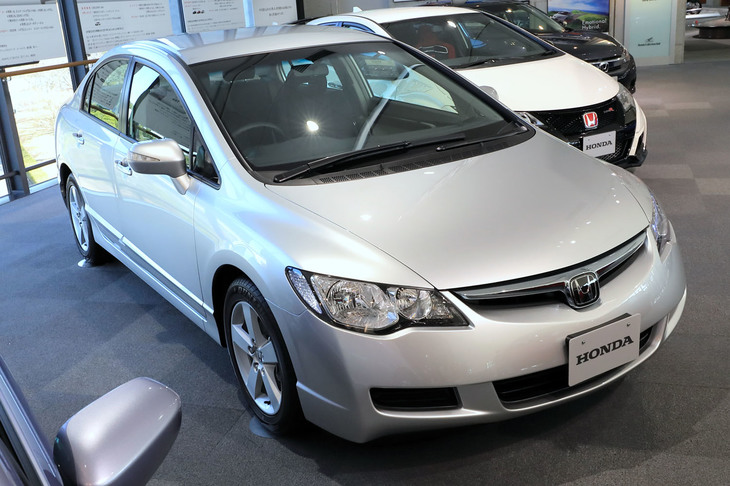 ボンネットとAピラー、ルーフラインを“一筆書き”でつなぐ、モノフォルムデザインが目を引く8代目「シビック」。従来モデルからまたしても車形が変わり、日本仕様は4ドアセダンとなった。