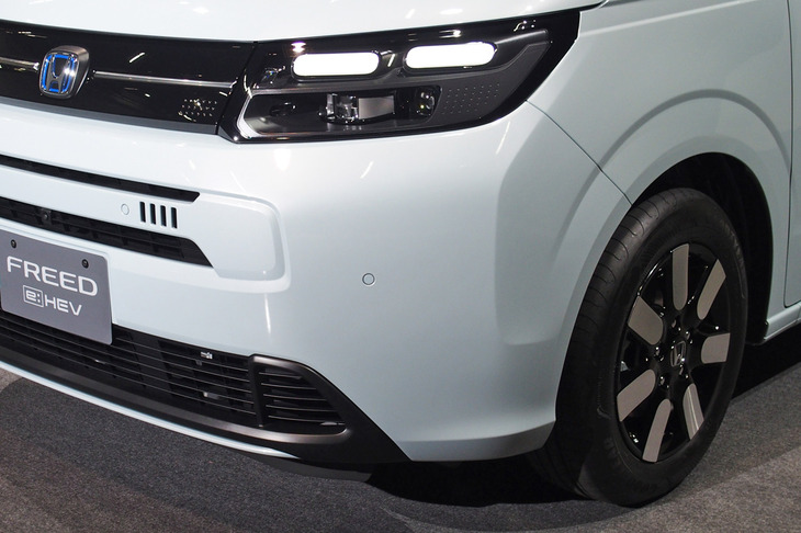 角が斜めにそがれたバンパーの形状に注目。こうすることで、斜め方向から見た際のバンパーの張り出し感を抑えているのだ。