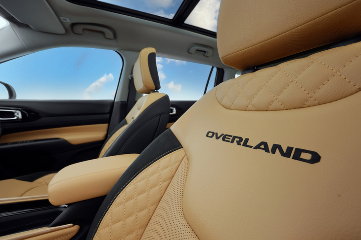 「テュペロブラウン（明るいこはく色）」のシートは「OVERLAND」ステッチ入りだ。