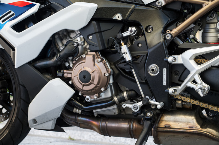 「ギアシフトアシスタントプロ」と呼ばれるクイックシフターは、シフトアップ／ダウンの両方で利用可能。これもセットオプションの「プレミアムライン」に含まれる。