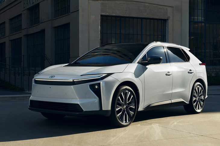 米国で発表された2026年モデルの「トヨタbZ」（日本名「bZ4X」）。バッテリー容量を増やすことで航続距離を延ばしたり、4WDモデルのシステム最高出力を高めたりといった改良がなされている。