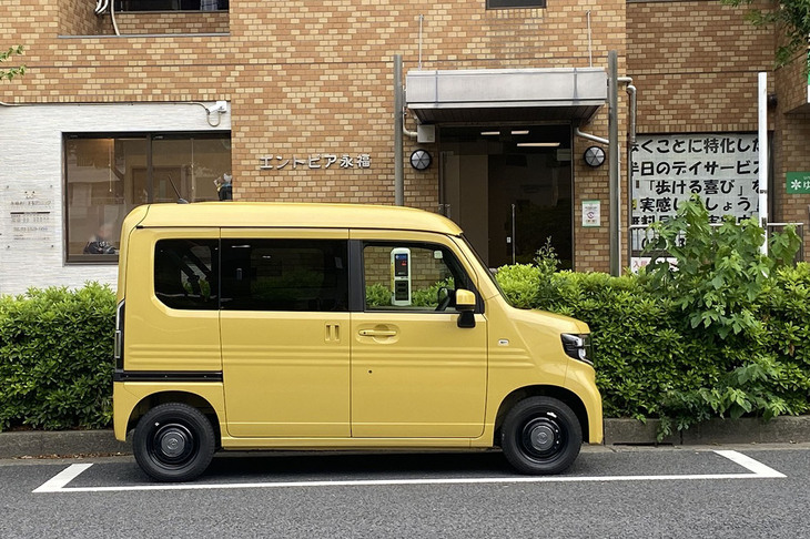 「N-VAN e： FUN」のボディーサイズは全長×全幅×全高＝3395×1475×1960mm、ホイールベースは2520mm。車重は1140kgと発表されている。