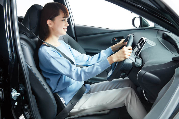 運転は、ただ座っているのではなく「腰を中心にして手や足を使う全身運動」。ハグドライブは骨盤をサポートして、正しいドライビングポジションを自然に実現してくれる。