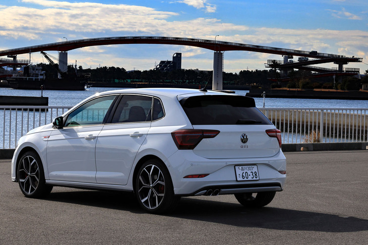 リアまわりでは、大型化されたコンビランプがマイナーチェンジ後の「ポロ」の特徴。「GTI」ではグレード名を示すロゴバッジが、テールゲート左からエンブレムの下に移されている。