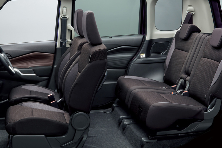 従来モデルに対して荷室床面長を100mm拡大。積載物に合わせ多彩なシートアレンジが行えるのも、従来型から引き継がれた「ソリオ」のセリングポイントだ。