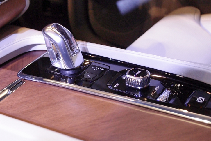 センターコンソール。写真左は「T8 Twin Engine AWD Inscription」に与えられるクリスタル製のシフトレバー。中央に見えるのはエンジンのオン／オフボタン。