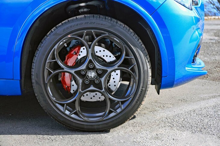 「クアドリフォリオ」のタイヤサイズは前が255/40R21、後ろが285/35R21。制動性能を高めるため、赤いキャリパーが目印のスポーツブレーキも装備される。