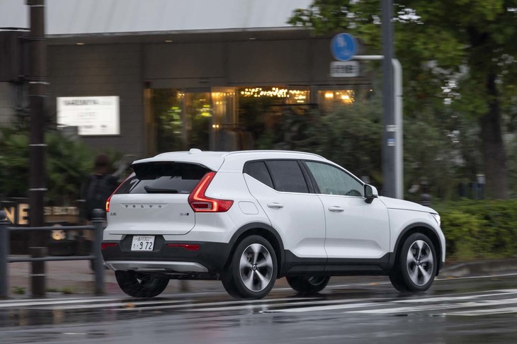 トランスミッションは8段のトルコン式ATから7段のデュアルクラッチ式ATに変更。ギアシフト機構に油圧ではなく電気モーターを使っているところが新しい。