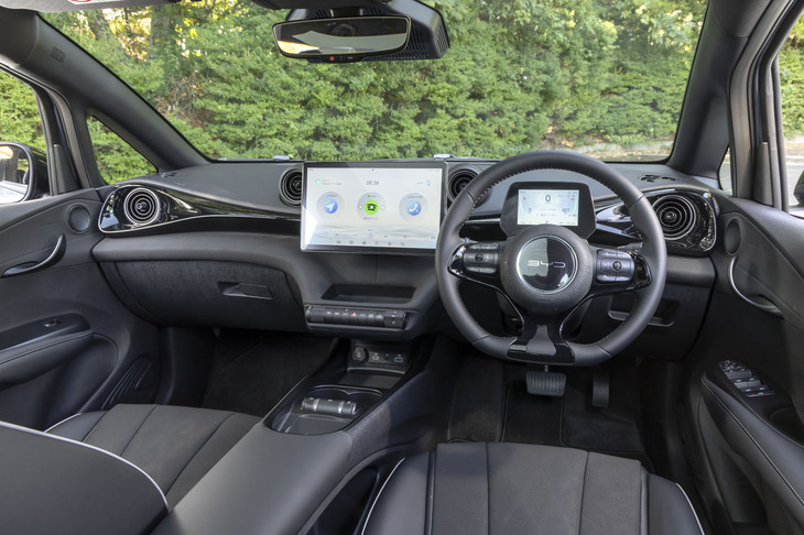 インテリアデザインも凝りに凝っている。ダッシュボード上部にある波をモチーフにしたエアコン吹き出し口や、イルカの胸ビレ形のドアハンドルなどは少々クセが強めだ。