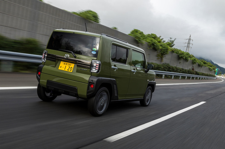 リーズナブルな軽自動車といえども、今日のクルマに求められる先進機能はきっちりキャッチアップ。本文でも紹介される運転支援・予防安全機能に加え、“つながるクルマ”関連では、コネクテッド機能「ダイハツコネクト」が軽自動車として初採用された。