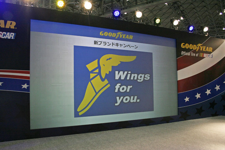 新ブランドキャンペーンではロゴマークのウイングフット（羽の生えた足）を前面に押し出していく。