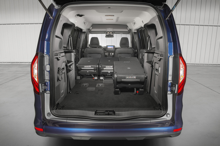 サードシートの左側を外し、フロントシートを除くすべてのシートバックを倒した様子。フル乗車で500リッター、助手席まで倒すと3750リッターという荷室容量を誇る。
