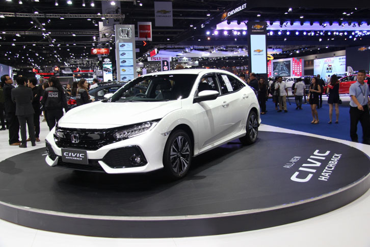 日本でもこの夏から販売される予定の新型「ホンダ・シビック」。タイではひと足早く、1年前からセダンの販売が始まっていて、この春からはハッチバックの販売がスタートしました。実は、タイでは新型シビックの人気が非常に高く、バンコクの街では驚くほどたくさん走っています。どうやらデザインがタイの人たちの好みに合っているようですね。新型シビックは、ホンダの世界最新の生産拠点であるプラチンブリ工場で作られています。ここは、量産車としては世界初となる「流動型セル生産方式」を採用したラインを備えるのが特徴です。