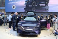 「マツダEZ-60」は会場で結構人気があった。人だかりがすごい。
