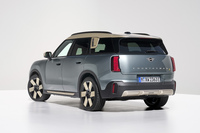 「MINIカントリーマン」は、これまで「MINIクロスオーバー」として導入されていたモデルの全面改良版。第3世代への移行に合わせ、日本でも欧州などと同じMINIカントリーマンに改称された。