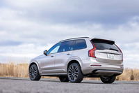 今回試乗した「XC90ウルトラT8 AWDプラグインハイブリッド」は「ブライトダスク メタリック」の外板色をまとっていた。ボディーサイズは全長×全幅×全高＝4955×1960×1775mm、ホイールベースは2985mmと、フラッグシップモデルにふさわしい存在感を放つ。