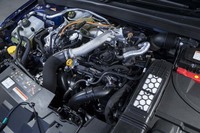 フロントフード下に収まる1.6リッター直4ターボエンジンは、最高出力205ps、最大トルク280Nmを発生。エンジンカバーは備わらず、質実剛健といった風情。