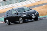 バッテリーユニットの大型化と重量アップにより、ボディーのねじり剛性が8％アップしたほか、重心高が10mm低下。結果として操縦安定性が向上したという。