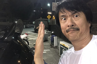 「アバルト695トリビュート131ラリー」では、逆スラントノーズはムリ。しかし、ルーフスポインラーを逆スラント寸前にまでおっ立てることができる。萌えるぜ！