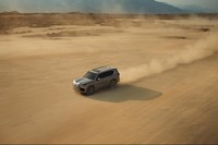 トヨタのイメージビデオから。ベースとなる「ランドクルーザー」であれ「LX」であれ、砂漠に囲まれた過酷な環境では、圧倒的なタフさが求められる。