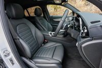 「本革仕様」の前席。シートヒーターも含まれる。