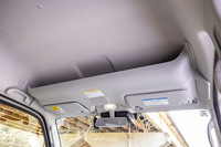 ハイルーフ車には、フロントシートの上部にオーバーヘッドシェルフが標準で装備される。耐荷重は左右、中央の各位置でそれぞれ500g。