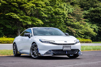 無限のカスタマイズパーツを装着した新型「プレリュード」。「カーボンフロントアンダースポイラー」や「カーボンテールゲートスポイラー」、19インチアルミホイール「FR10」などが目を引く。