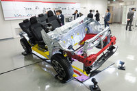 商品説明会の会場に展示された「ダイハツ・ロッキー」の車台。ロッキーは「タント」に続く、DNGA世代の第2弾モデルとなる。